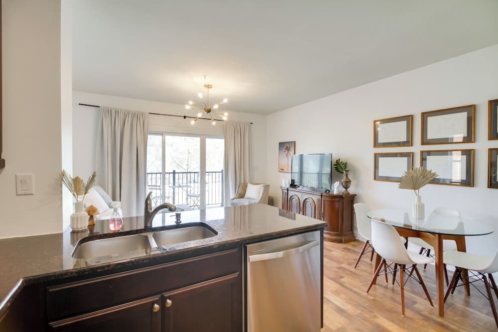 Walkable Lynchburg Condo w/ Private Balcony