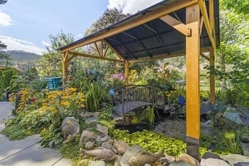 Rayleigh River Retreat - Garden Oasis