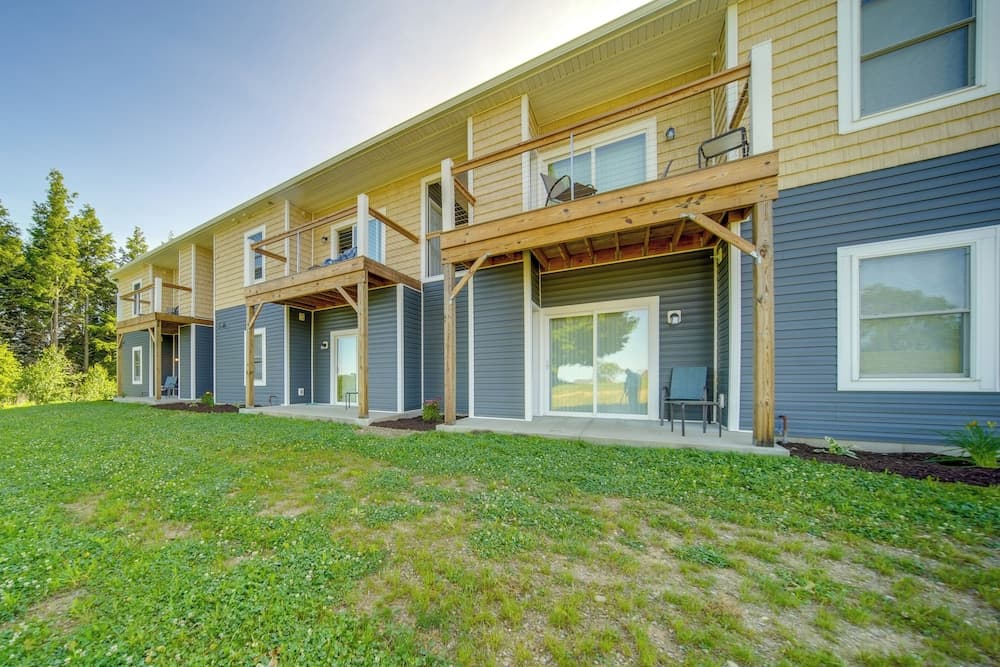 Golf Course View: Centrally Located Condo in Erie