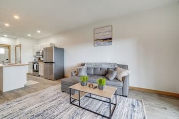 4 Mi to Lake: Golf-view Erie Condo w/ Porch