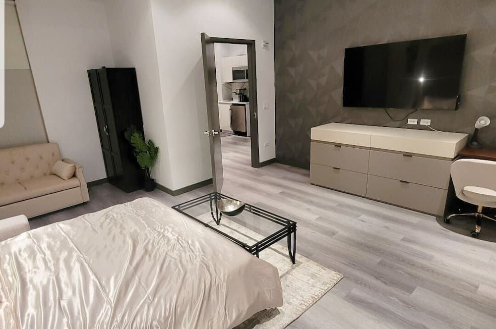 Elite Terrace - Spacious Apt w Terrace