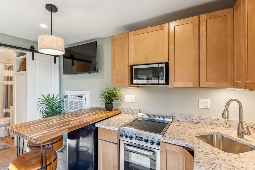 Cozy Lakefront Studio On Long Lake! Home by RedAwning