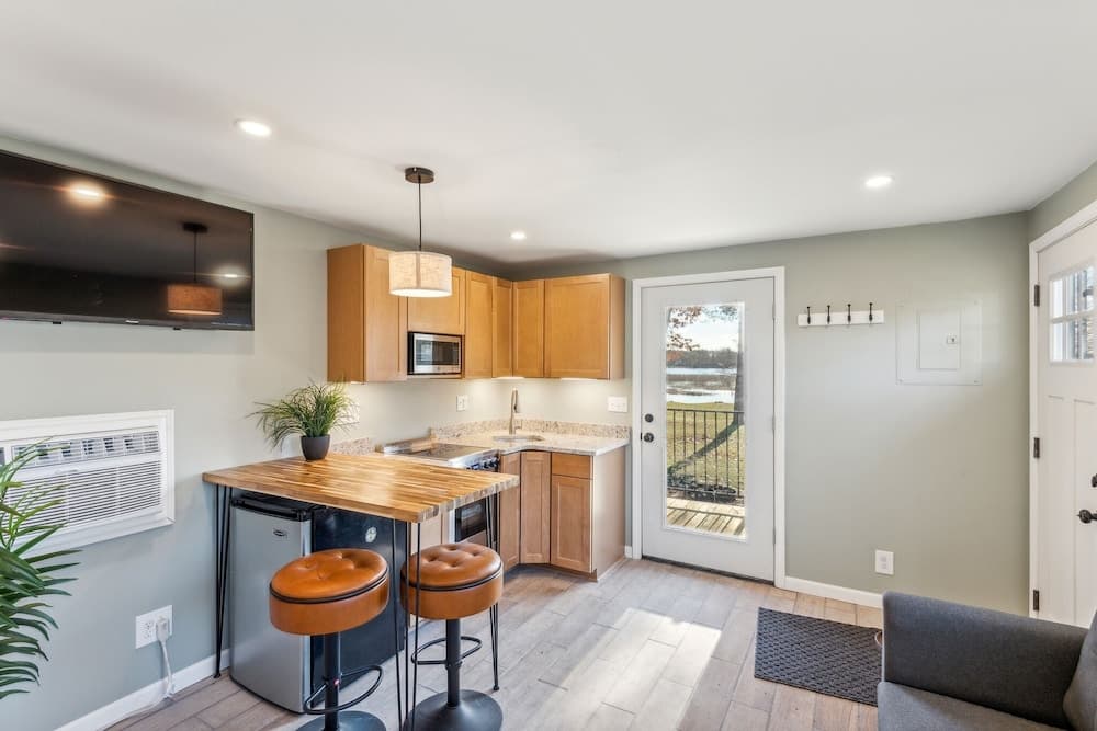 Cozy Lakefront Studio On Long Lake! Home by RedAwning