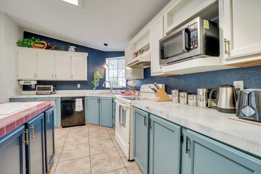 Idyllic Rock Island Home w/ Columbia River Views