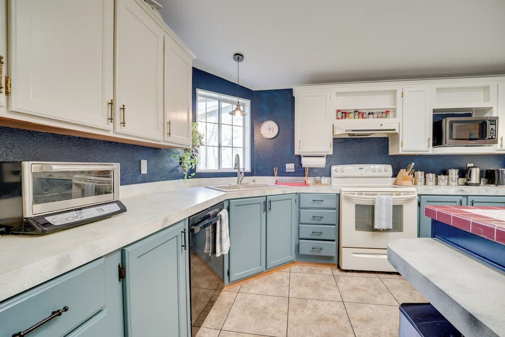 Idyllic Rock Island Home w/ Columbia River Views