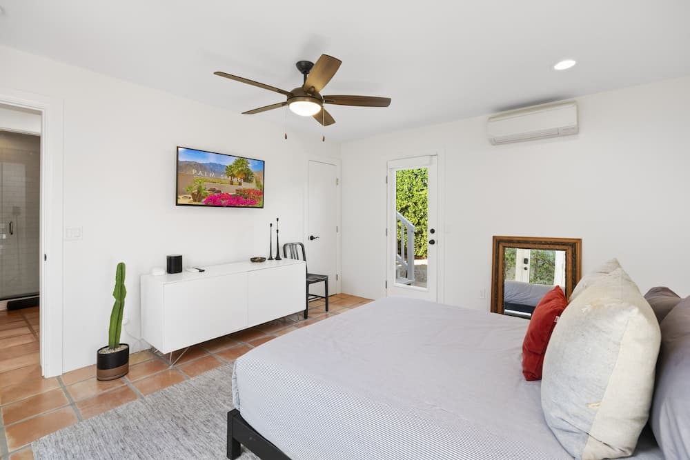 Charming Spanish Colonial A Chic Retreat for 4!