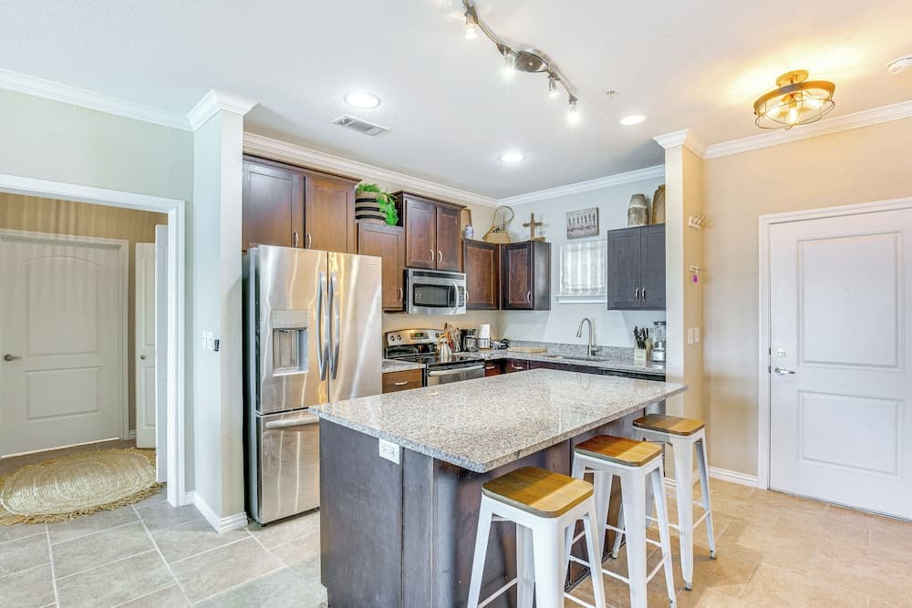 Lakefront Corsicana Condo w/ Pool Access!