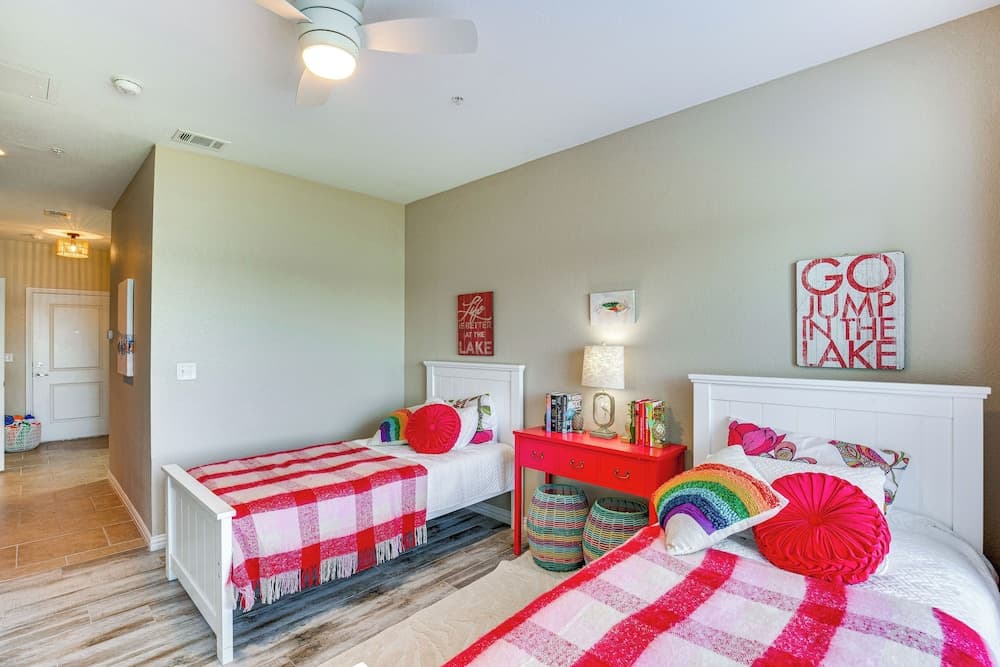 Lakefront Corsicana Condo w/ Pool Access!