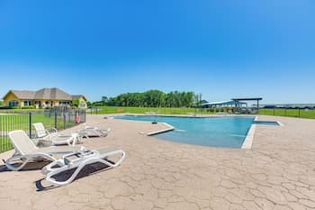Lakefront Corsicana Condo w/ Pool Access!