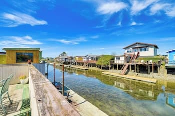 Peaceful Eureka Beach Cottage w/ 30-foot Dock