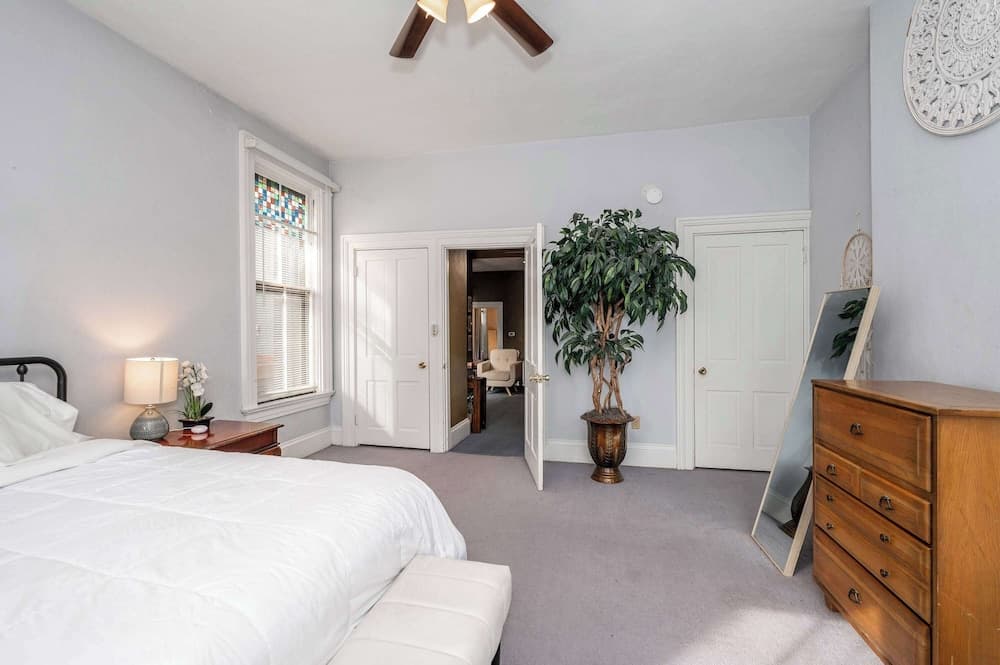 Historic Gem Russell Suite 3 A Downtown Dream!