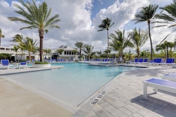 Fort Pierce Condo w/ Screened Porch: Walk to Beach