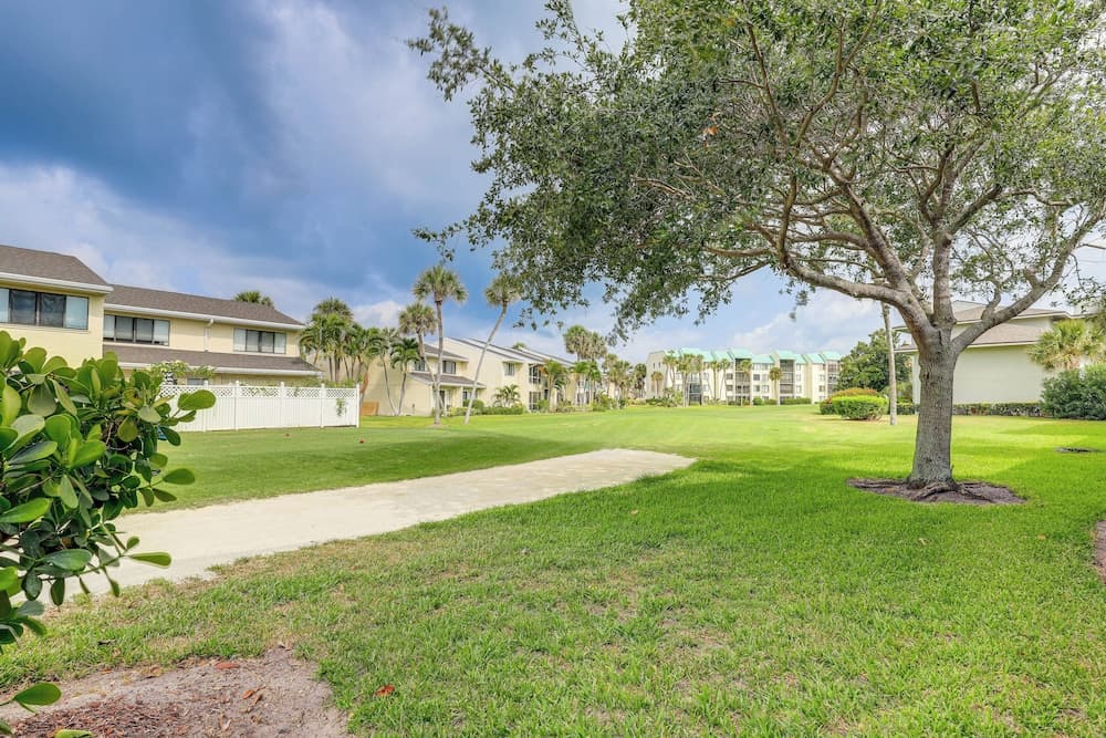 Fort Pierce Condo w/ Screened Porch: Walk to Beach