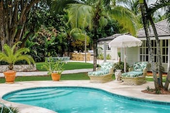 Villa Oasis: Newly Remodeled Luxury Villa With Pool & Private Garden