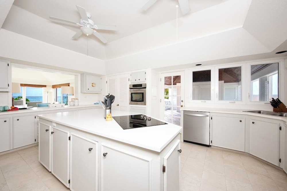 Cotton Bay Oasis: Grand Estate On Private Acres