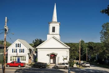 Cozy 2 BR by River- Crooked Steeple Hall