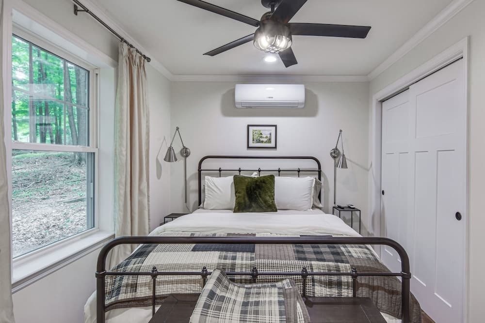 Treasure Lake Home w/ Deck: Walk to Bimini Lake!