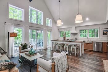 Treasure Lake Home w/ Deck: Walk to Bimini Lake!