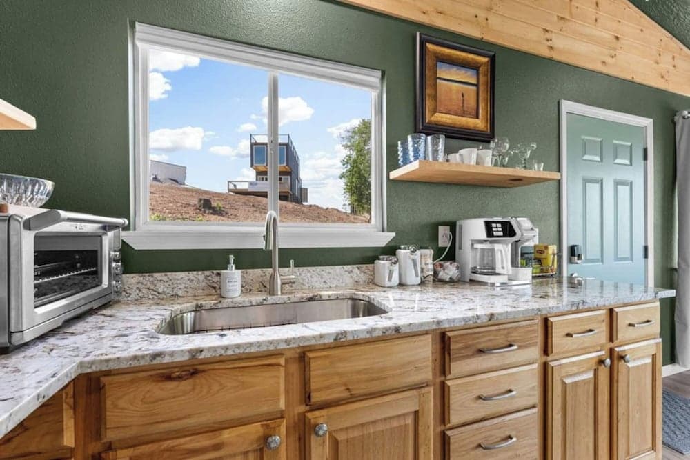 Romantic Lake Haven - Couples' Cabin