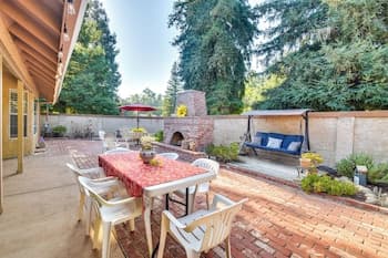 1 Mi to Applegate Park Zoo: Pet-friendly Home