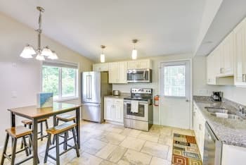 2 Mi to Warren Dunes: Sawyer Apartment w/ Deck!