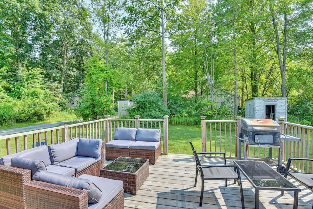 2 Mi to Warren Dunes: Sawyer Apartment w/ Deck!