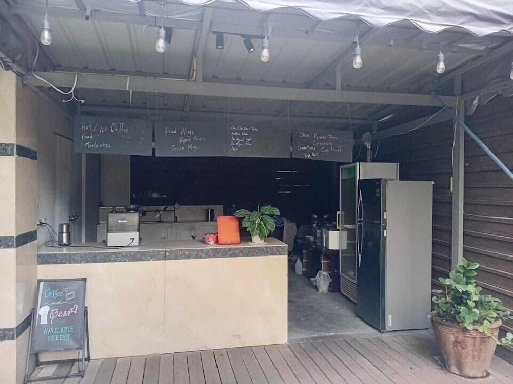 Townhouse Oak Vera Hotel Near Clark International Airport