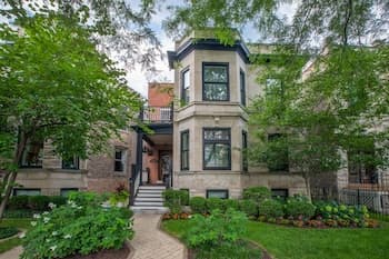 Chicago Guest House on Newport Avenue