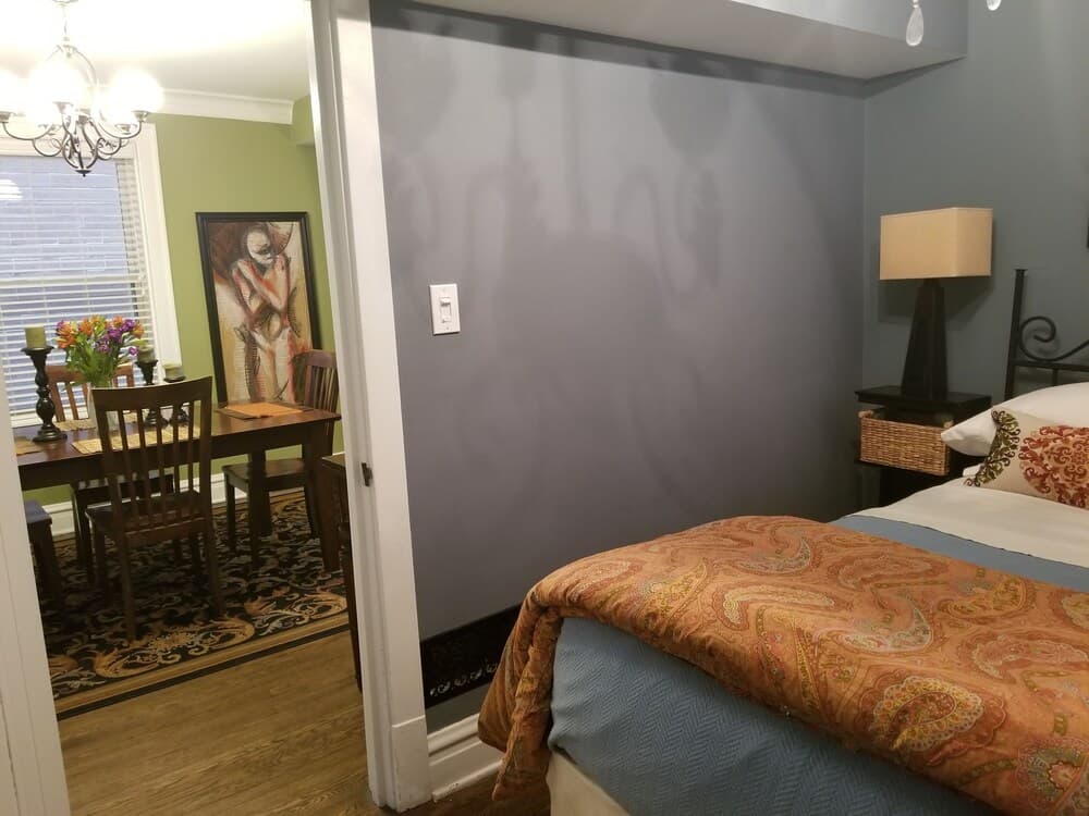 Chicago Guest House on Henderson Street