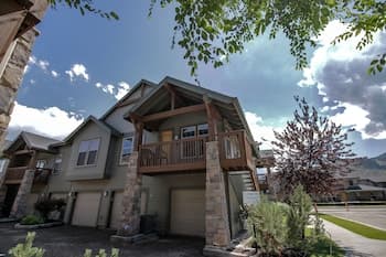 Fox Pointe at Redstone by Lespri Management