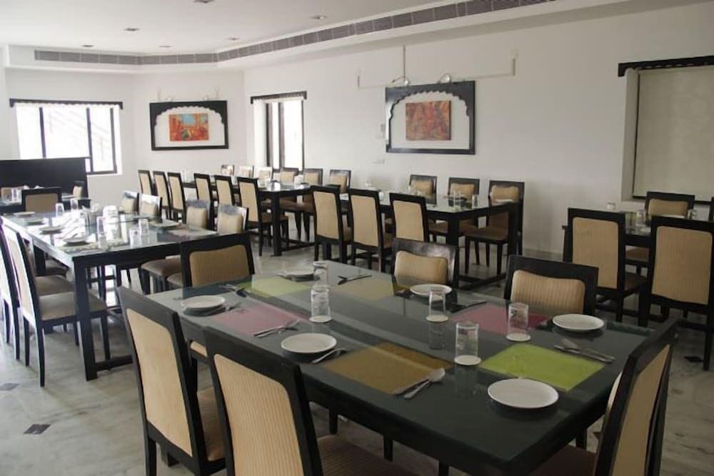 United-21 Lake City Resort