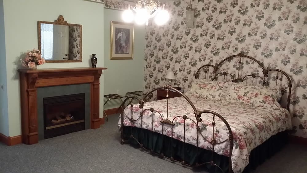 Chestnut Charm Bed & Breakfast