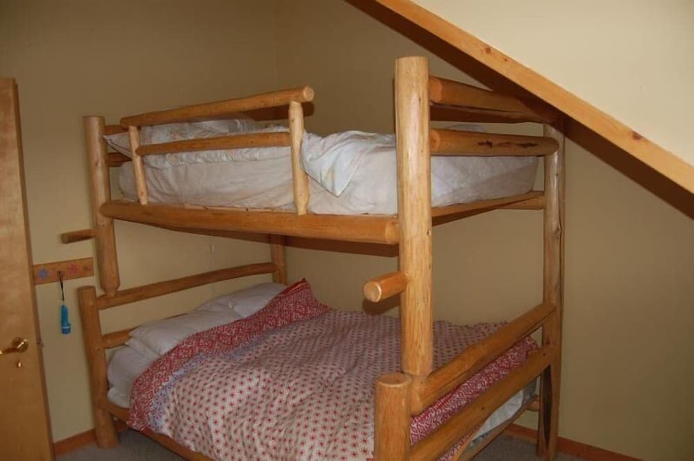 Creekview Court by Apex Accommodations