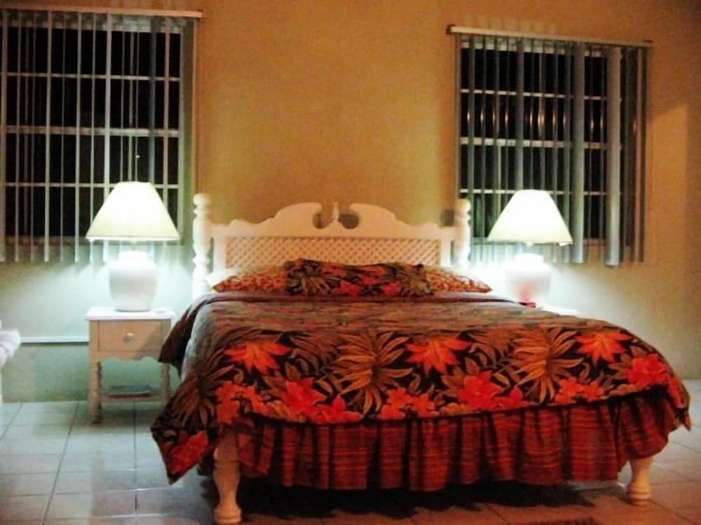 Island inn Apartments