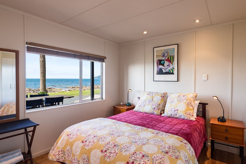 Cable Bay Stays – Golden Sand and Driftwood Beachfront Accommodation