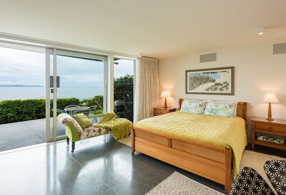 Cable Bay Stays – Golden Sand and Driftwood Beachfront Accommodation