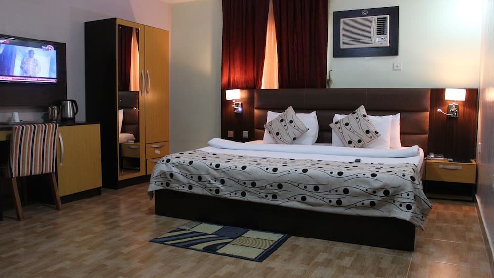 Downtown Royal Hotel