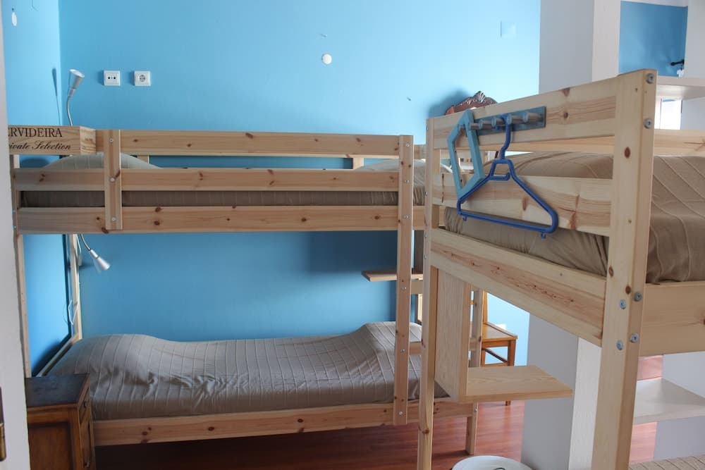 Ericeira Chill Hill Hostel & Private Rooms - Peach Garden