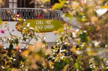 Ericeira Chill Hill Hostel & Private Rooms - Peach Garden