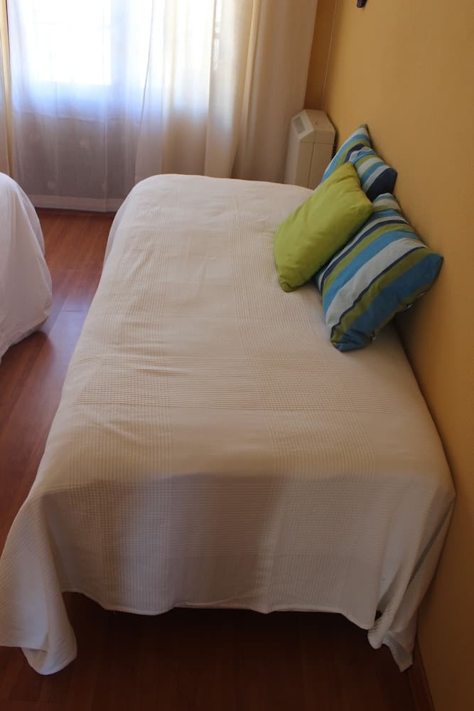 Ericeira Chill Hill Hostel & Private Rooms - Peach Garden