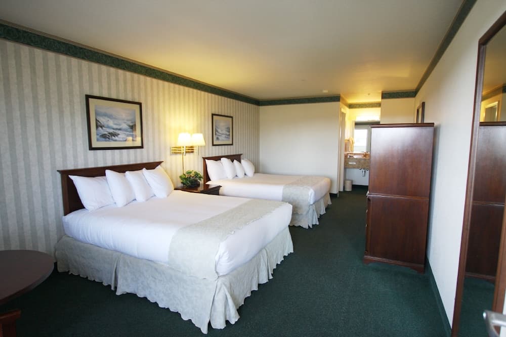 Emerald Dolphin Inn & Mini Golf