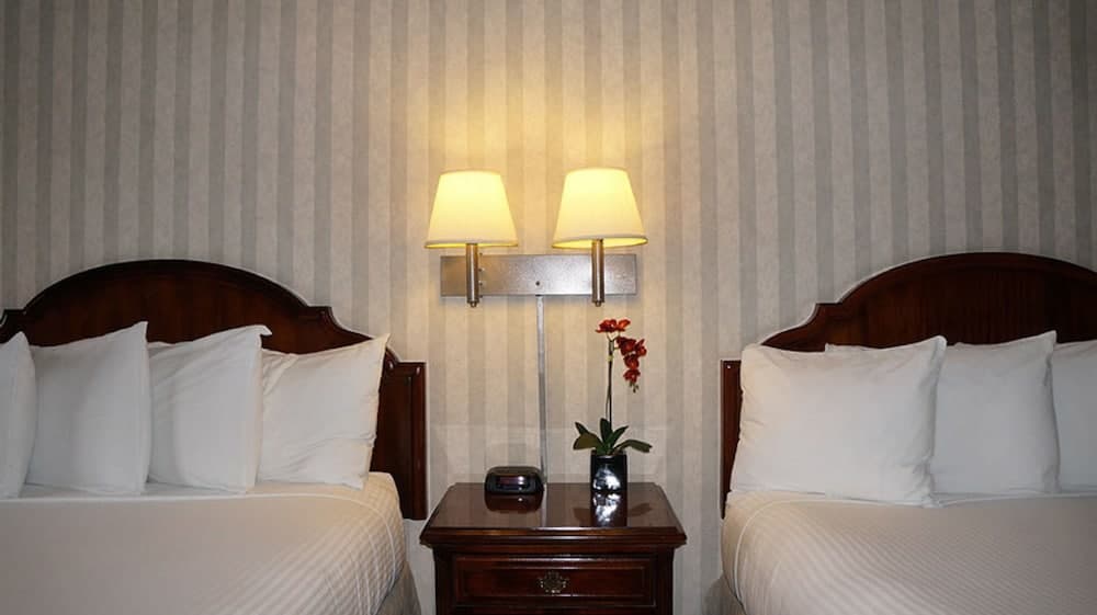 Emerald Dolphin Inn & Mini Golf