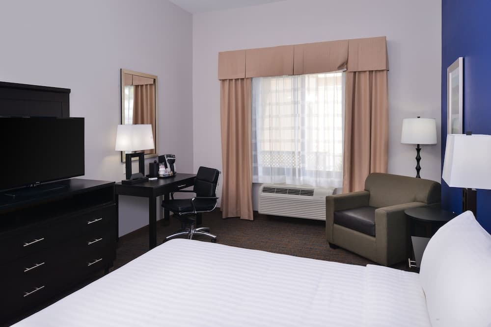 Holiday Inn Express & Suites Bakersfield Airport by IHG