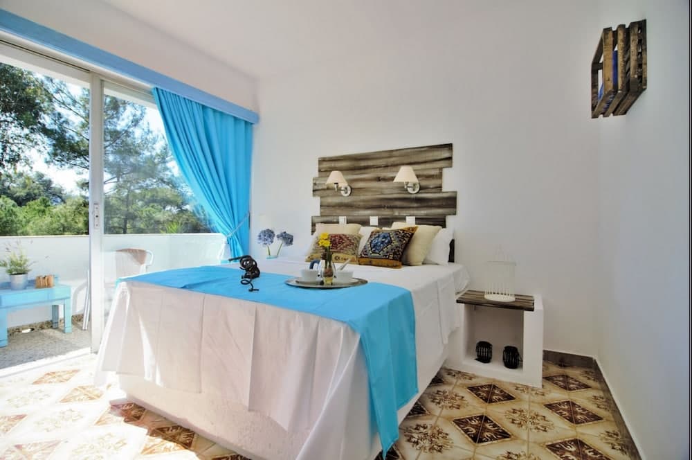 Pine Trees Art Hotel