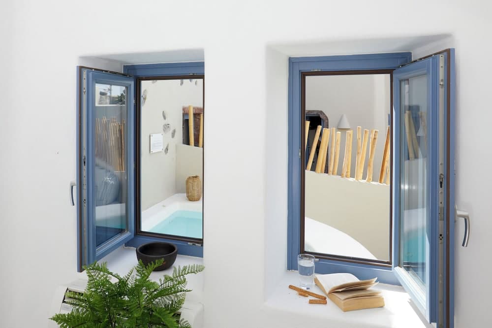 Luna Santorini Suites