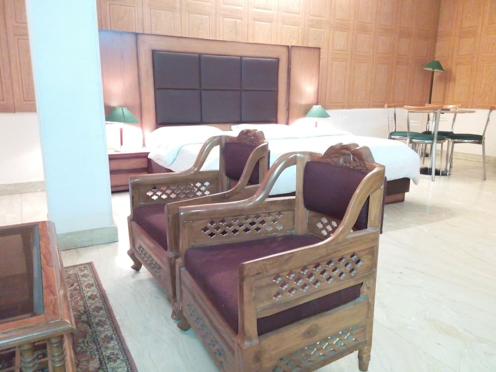 Hotel Queens Residency Gurgaon