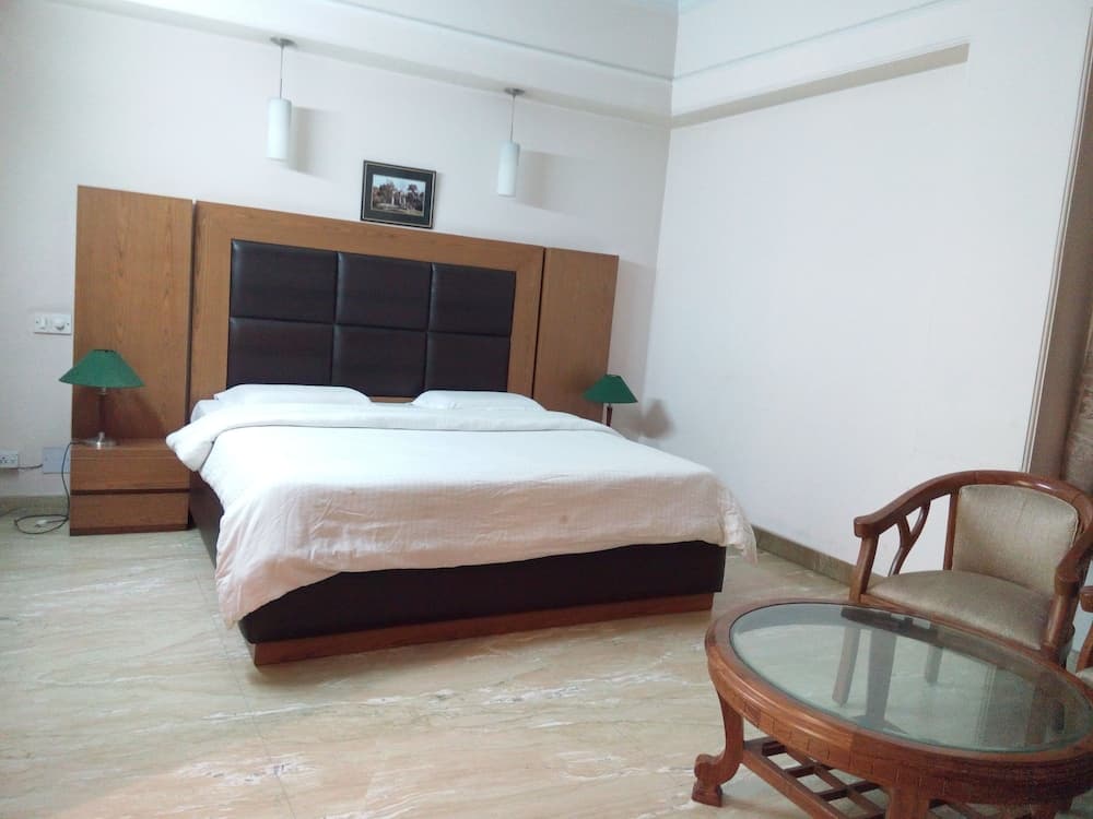 Hotel Queens Residency Gurgaon
