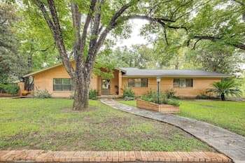 Del Rio Home w/ Large Yard, BBQ + Fireplace!