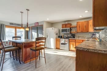 Cozy Clear Lake Home - Walk to Town & Boat Dock!