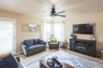 Cozy Corner Oasis With Hot Tub 4 Bedroom Home